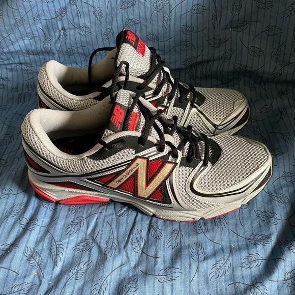 New Balance mens 580 v3 running shoes in gray, red and black. 11 - Picture 3 of 5